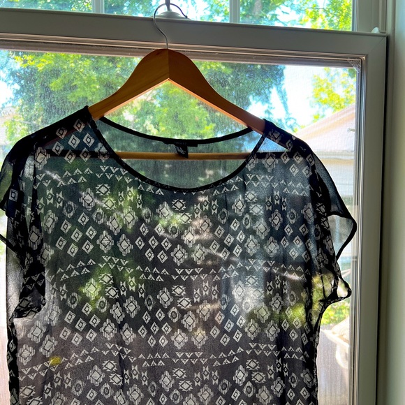 Sheer patterned top - Picture 1 of 2